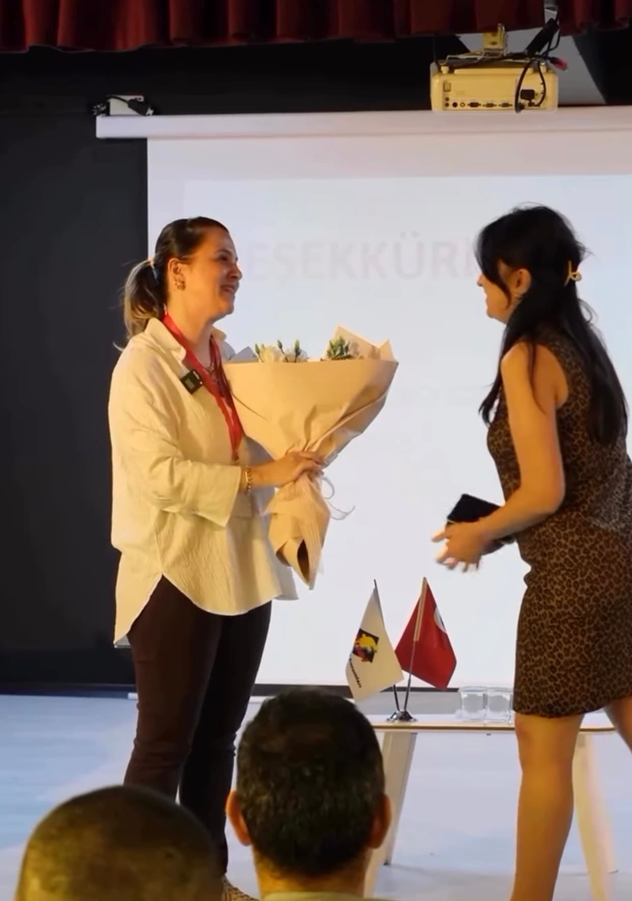 Burcu Önder Gürpınar bir eğitim etkinliğinde sahnede